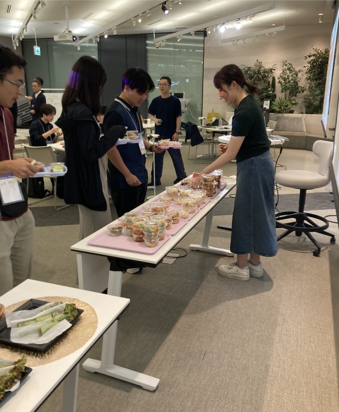 懇親会でフードを取り分ける様子